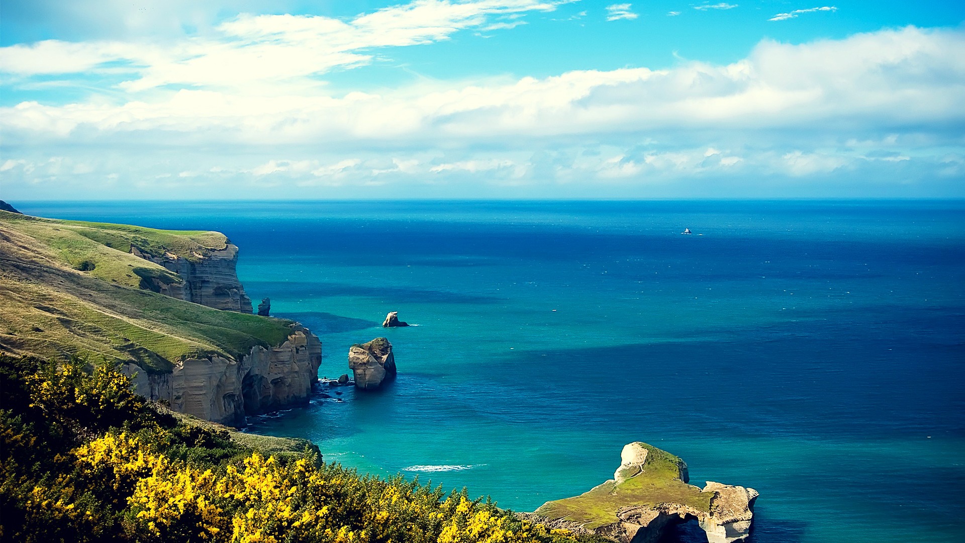 这款带天空海洋的动漫风景壁纸太适合当电脑桌面了