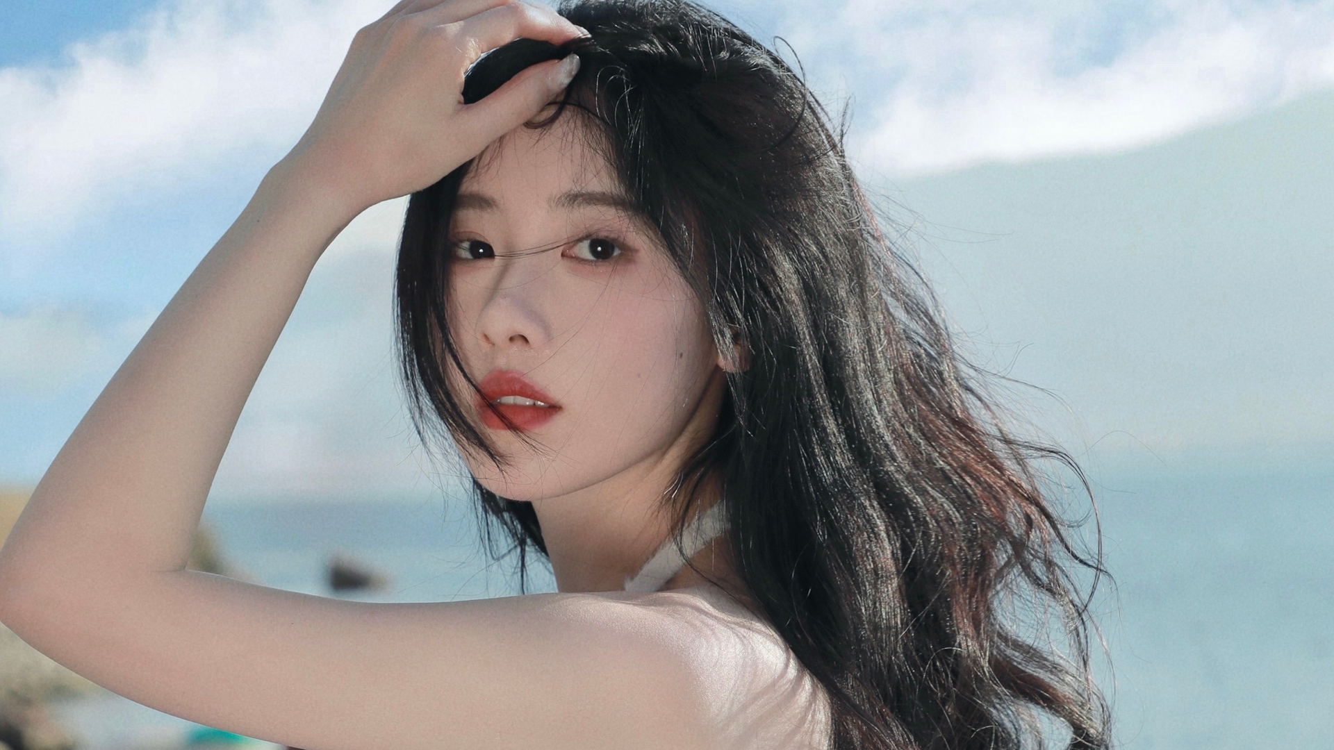 好看的回头美女高清壁纸推荐