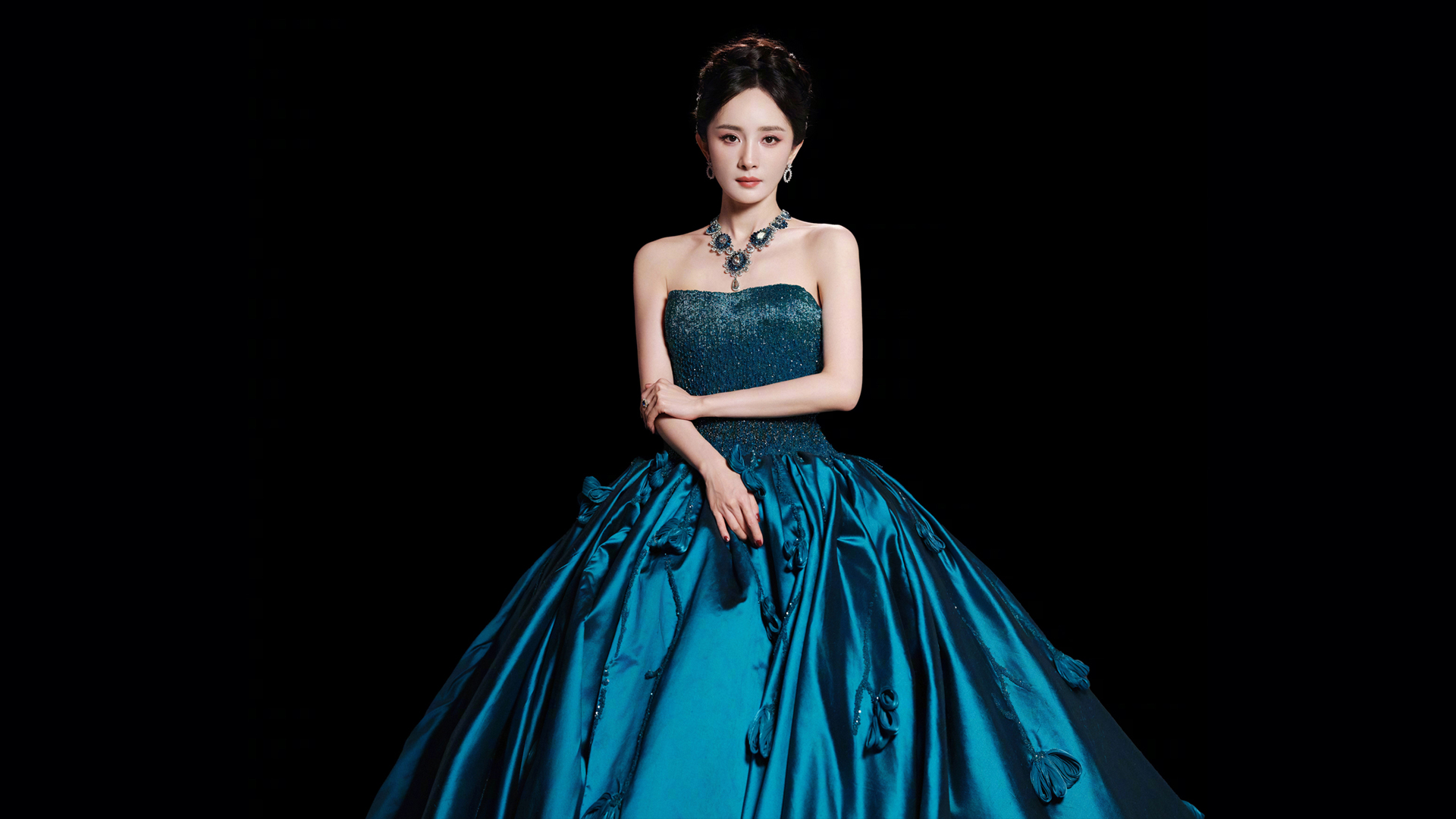 杨幂穿蓝长裙配黑背景的高清壁纸来了