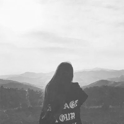 24张高清黑白背影情侣头像 一左一右超适配