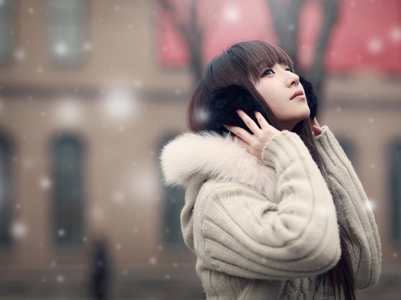 冬日飘雪氛围感美女电脑壁纸 高清免费下载