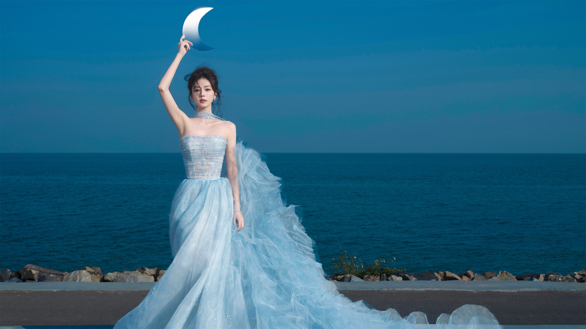 海边蓝裙美女白鹿电脑桌面壁纸来了 多款高清尺寸可选