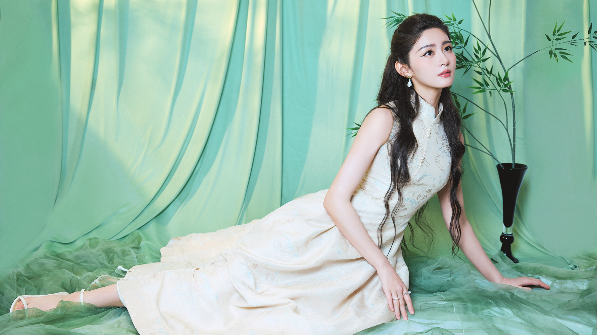 清新白长裙美女赵晴 多款高清电脑桌面壁纸分享