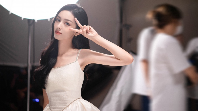 周也穿白裙比剪刀手的高清美女壁纸来了