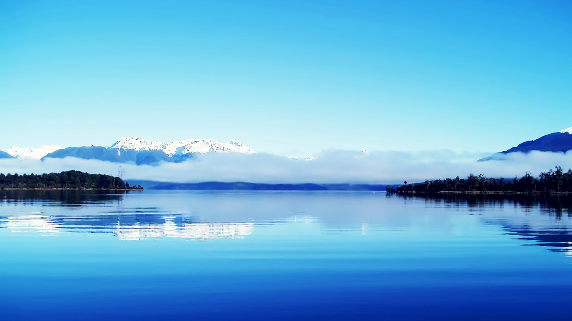 山云湖蓝色调自然风景高清壁纸推荐