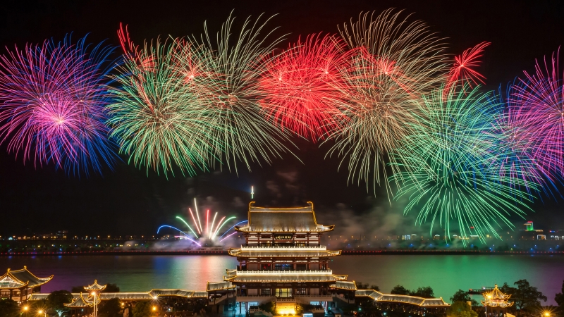 除夕夜氛围感拉满！这款烟花新年风景电脑壁纸太适配春节了