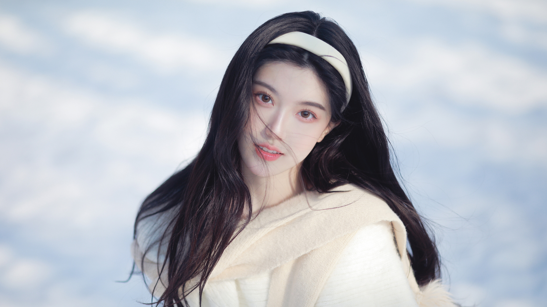冬天清纯长发美女围巾白毛衣高清壁纸