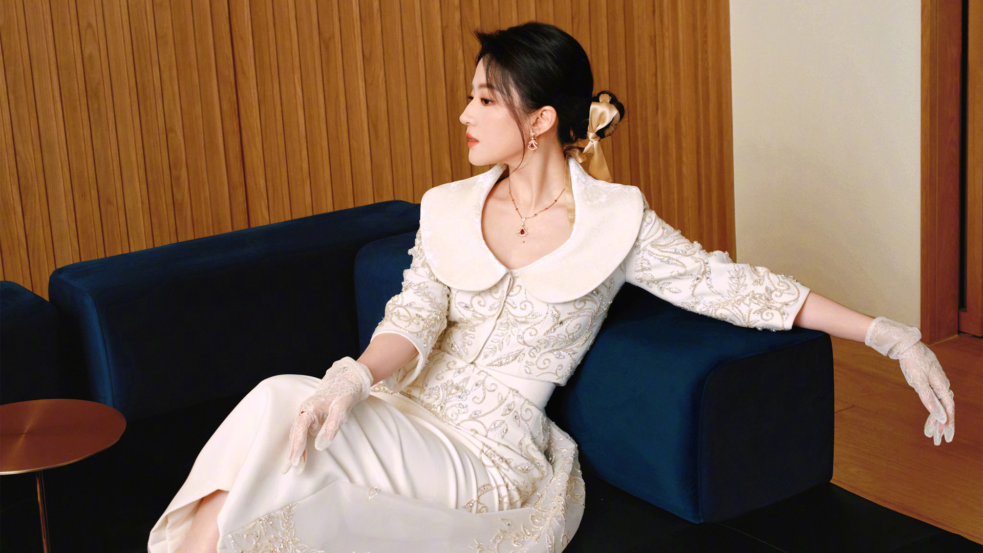 刘亦菲白色长裙侧脸电脑壁纸 高清桌面壁纸分享