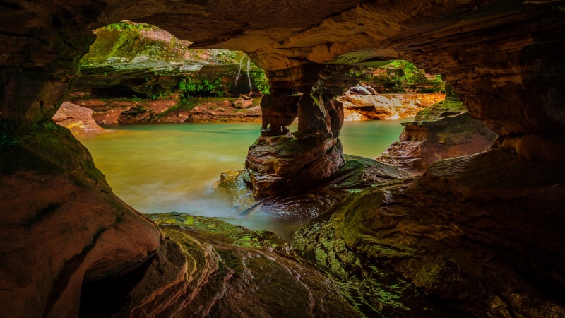 岩石岩洞河流自然风光电脑桌面壁纸