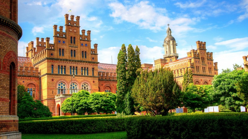 乌克兰切尔诺夫策大学校园草坪 适合当电脑桌面的风景壁纸