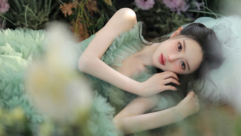 绿色裙子配鲜花的美女高清壁纸来啦