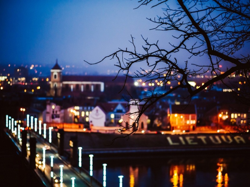 立陶宛考纳斯夜晚城市电脑桌面壁纸