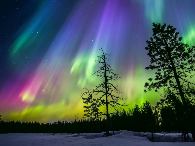 芬兰冬日夜晚星空 氛围感拉满的梦幻风景壁纸