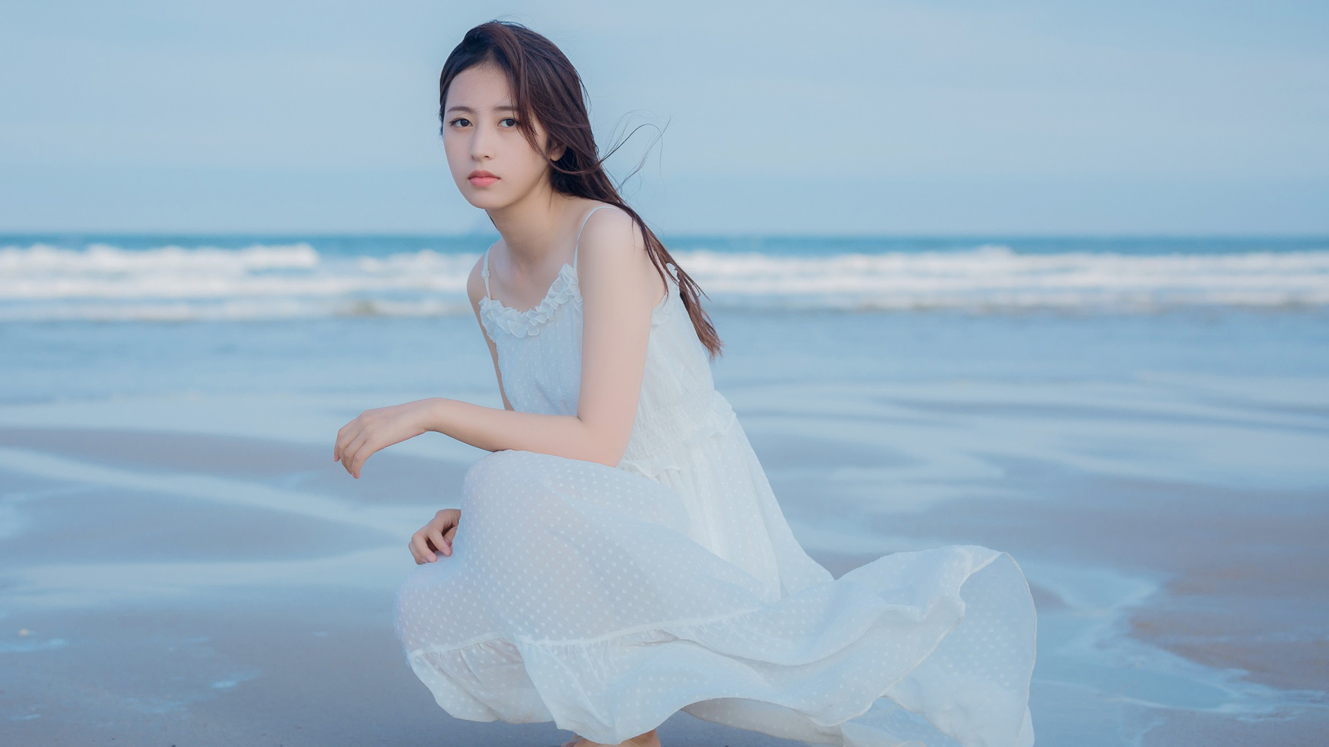 周雨彤海边白裙造型电脑壁纸上新 多款高清尺寸可选