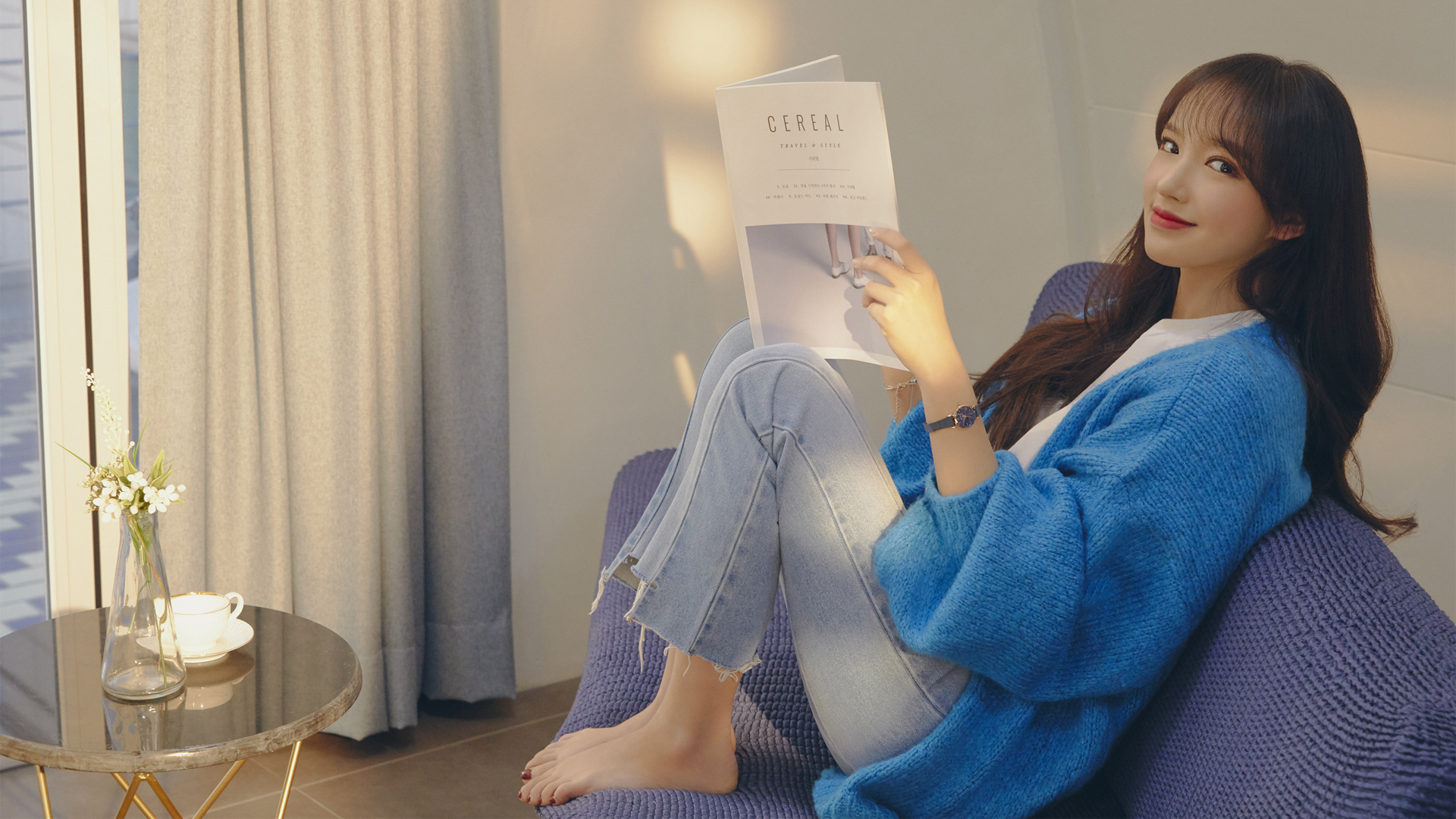 程潇牛仔裤沙发看书杂志风格美女壁纸推荐