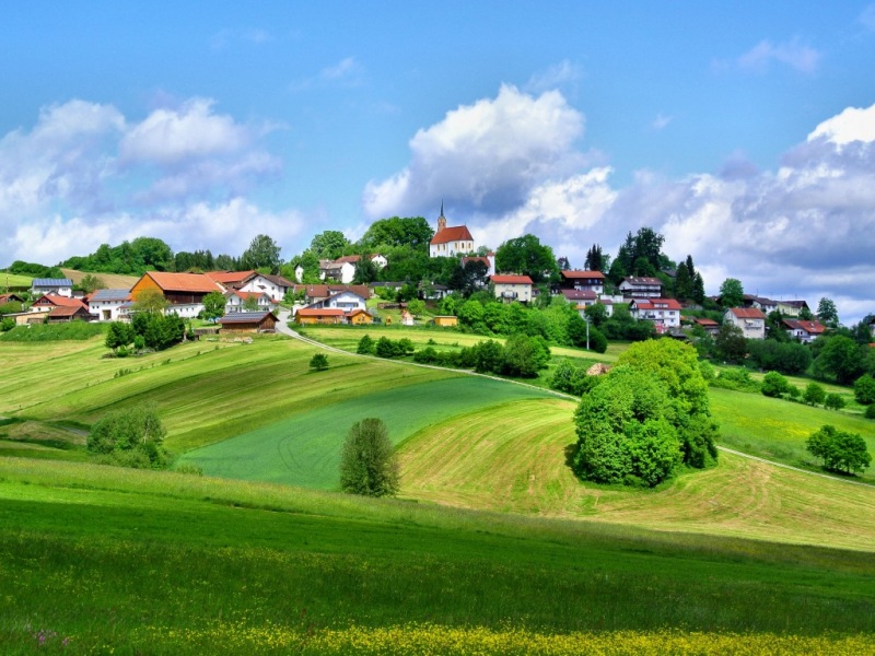 外国乡村别墅配天空山峦绿草地 高清风景壁纸