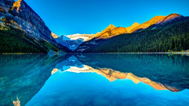 路易斯湖绝美湖景天空自然风光电脑壁纸