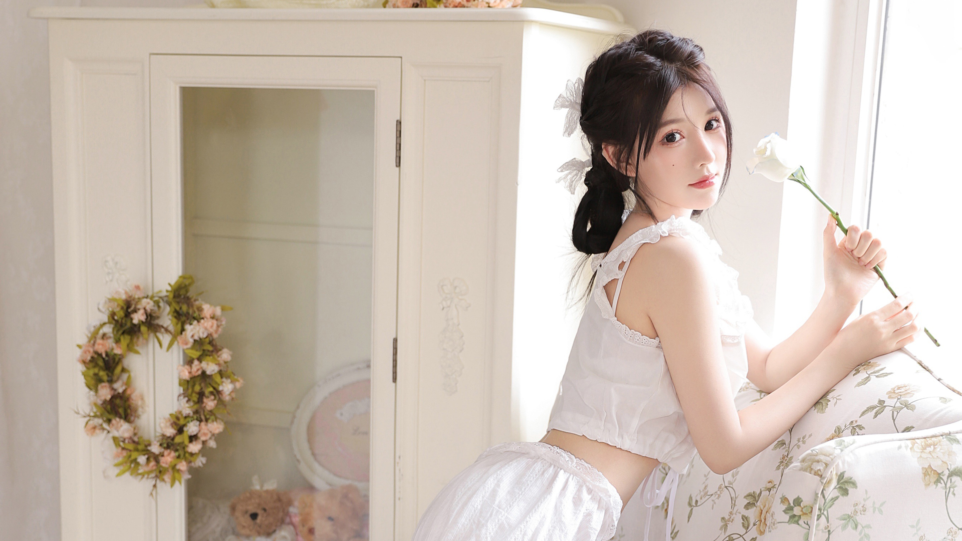 这款居家小清新美女壁纸太戳心！白睡衣配白玫瑰氛围感拉满