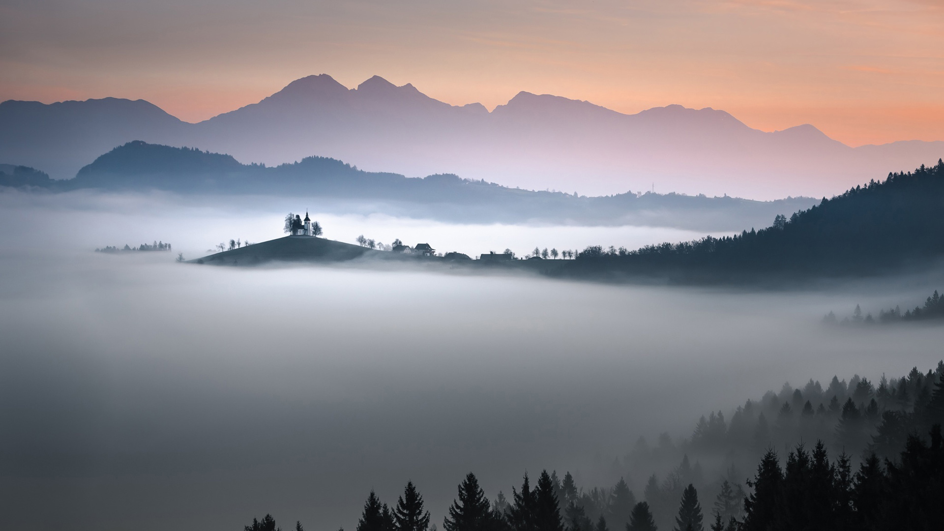 森林天空山雾教堂 这套动漫风景壁纸适配你的电脑桌面