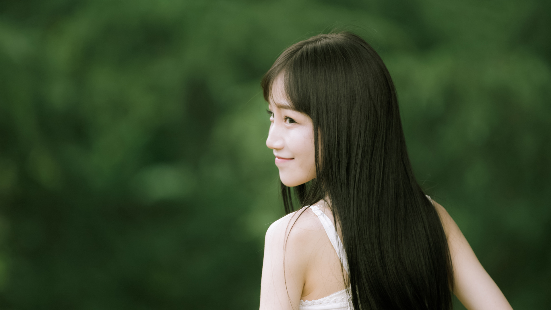 带浅笑的清纯美女电脑桌面高清壁纸来了