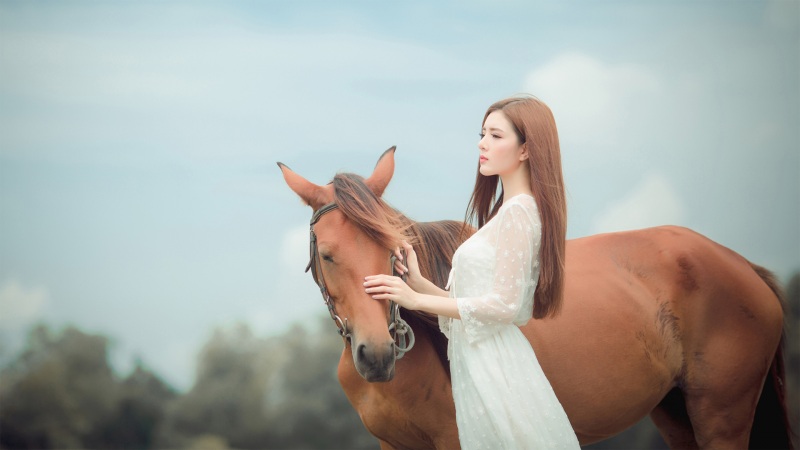 长头发配白裙，和棕马同框的高清美女壁纸来了