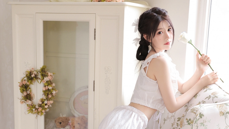 这款居家小清新美女壁纸太戳心！白睡衣配白玫瑰氛围感拉满
