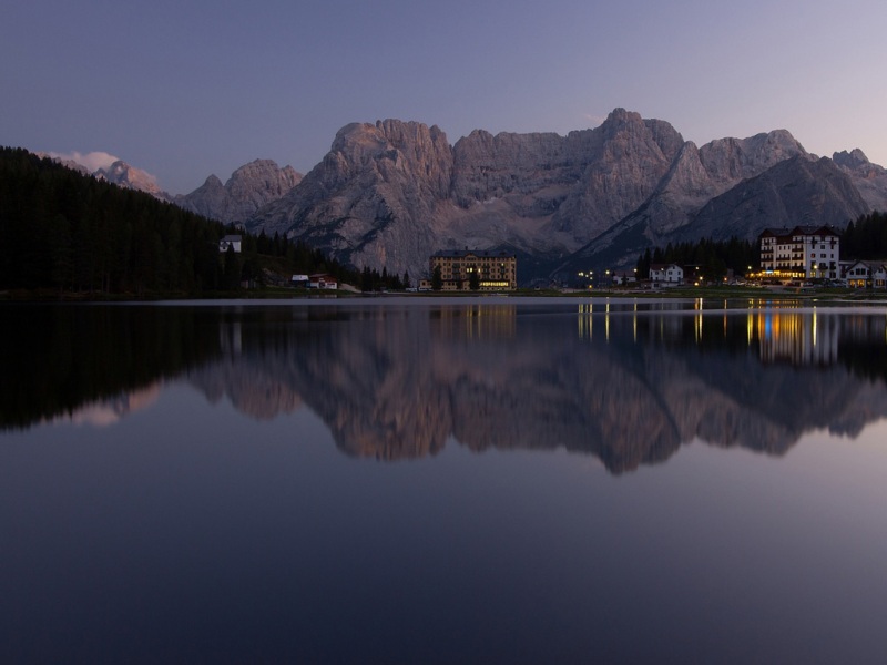傍晚阿尔卑斯山湖畔度假村风景 多款宽屏电脑桌面壁纸