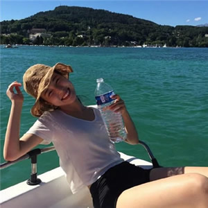 这里的内容是一个头像网站的页面代码，包含大量网站框架、脚本和冗余信息，核心有效内容是提供12张高清真人单人情侣头像素材。按照要求重写如下：