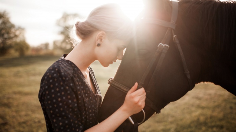 美女和马的2K高清电脑桌面壁纸来了