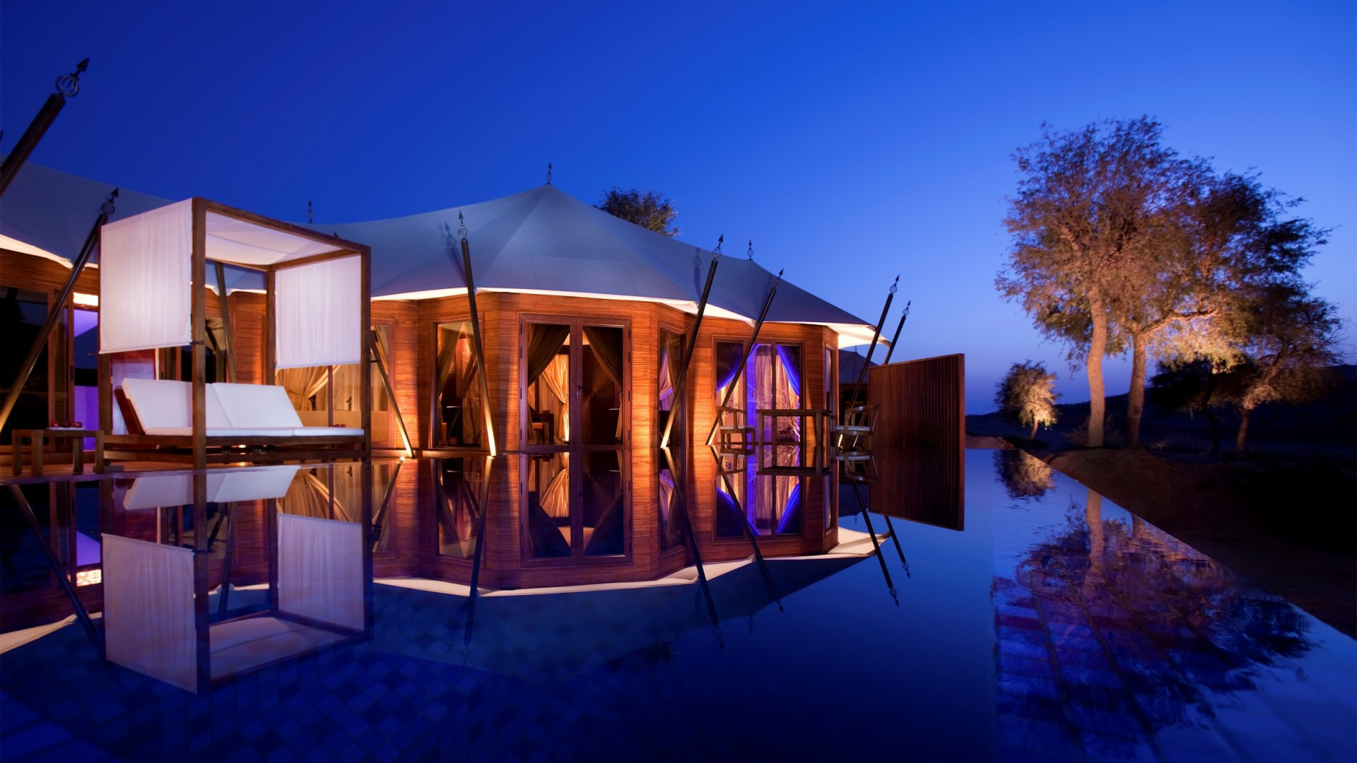 夜晚泳池搭配个性小屋的树影宽屏壁纸合集