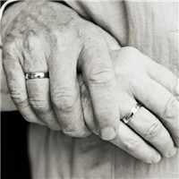 微信牵手头像合集！18组超甜情侣手牵手头像直接抱走