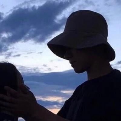 这里是针对该网页的新闻稿重写，请注意该内容是网页源码，实际呈现的是情侣头像素材页面，以下严格按照要求处理：