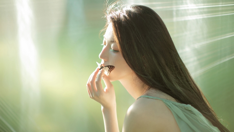 这款带蝴蝶的清新长发美女电脑壁纸太养眼了