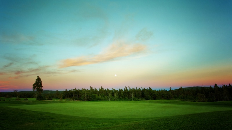 适合当电脑桌面的平静高尔夫球场风景壁纸