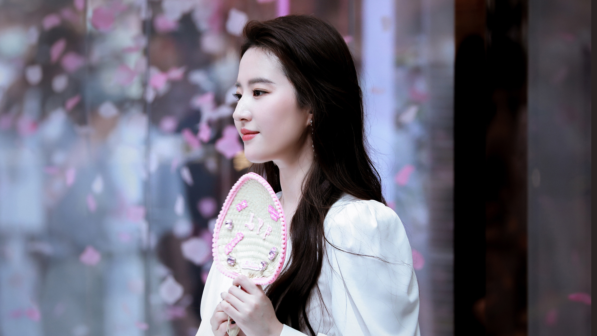 刘亦菲穿白衣侧颜清新壁纸 适合当电脑桌面