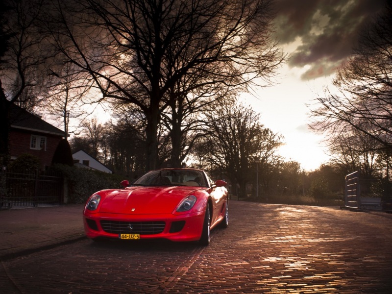 红色法拉利599街道高清壁纸_彼岸桌面汽车壁纸