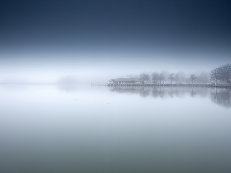 湖泊迷雾间的湖景树木 超适合当电脑桌面的动漫风壁纸