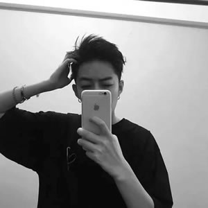 手机控情侣头像一对两张 高清霸气款来了！共18张拿手机情侣头像