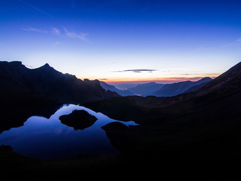 山、湖、天空自然风光动漫风电脑桌面壁纸