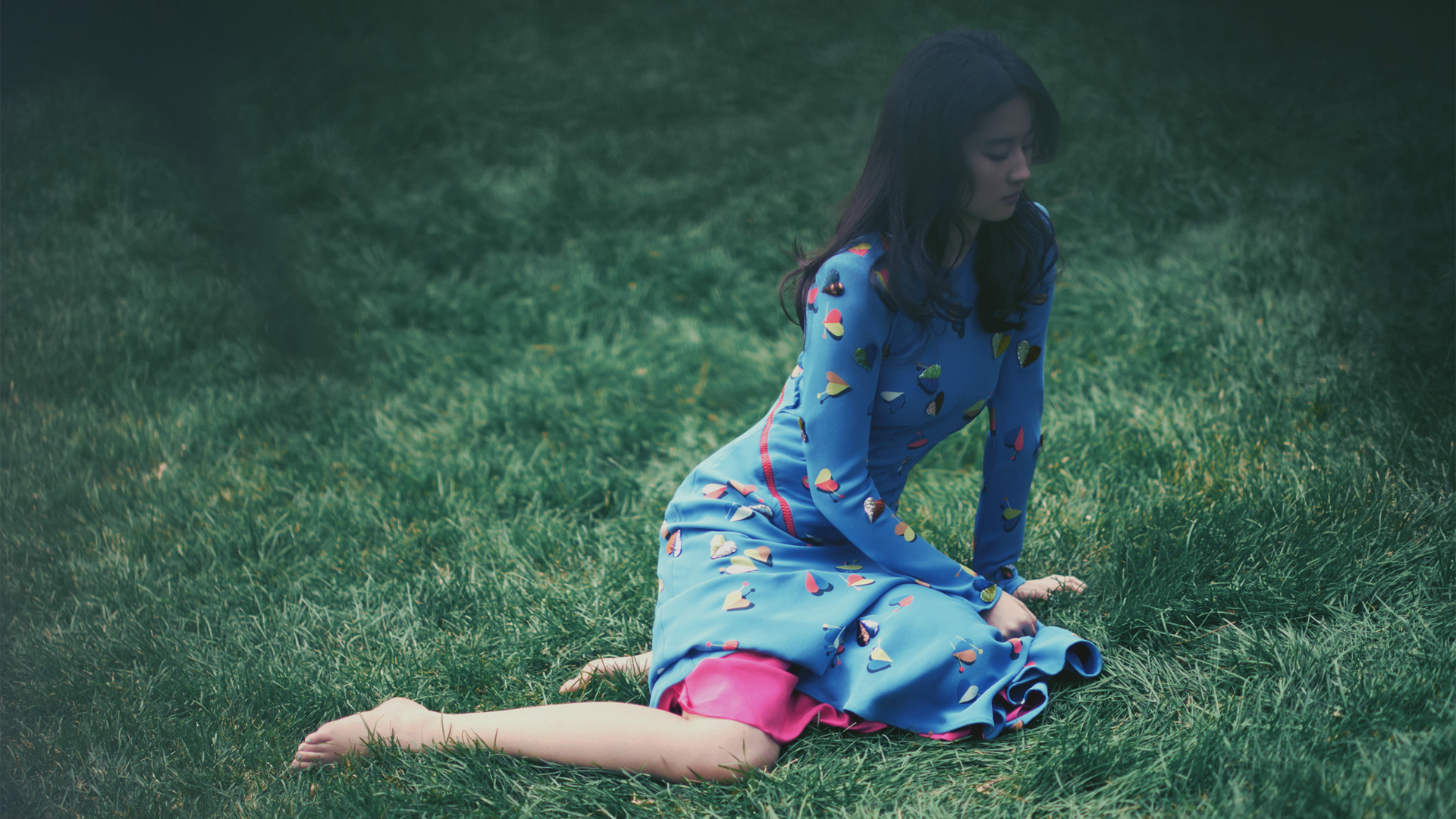 绿草地配蓝裙子！刘亦菲这款电脑壁纸太绝了