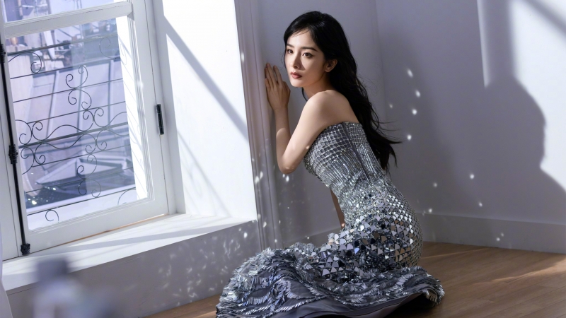 杨幂穿长礼服裙的居家风高清美女壁纸来了