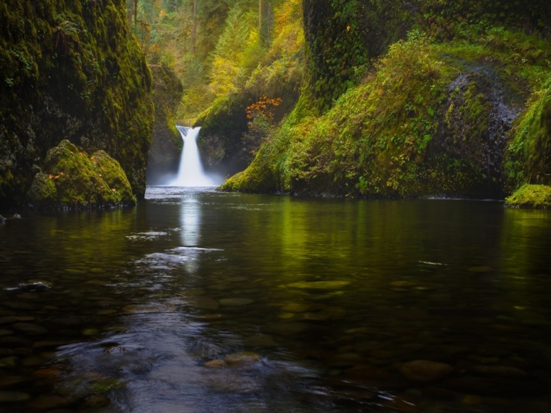 秋日森林瀑布河流美景 多款尺寸电脑桌面壁纸