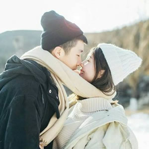 12组双人牵手背影情侣头像 一对两张高清图