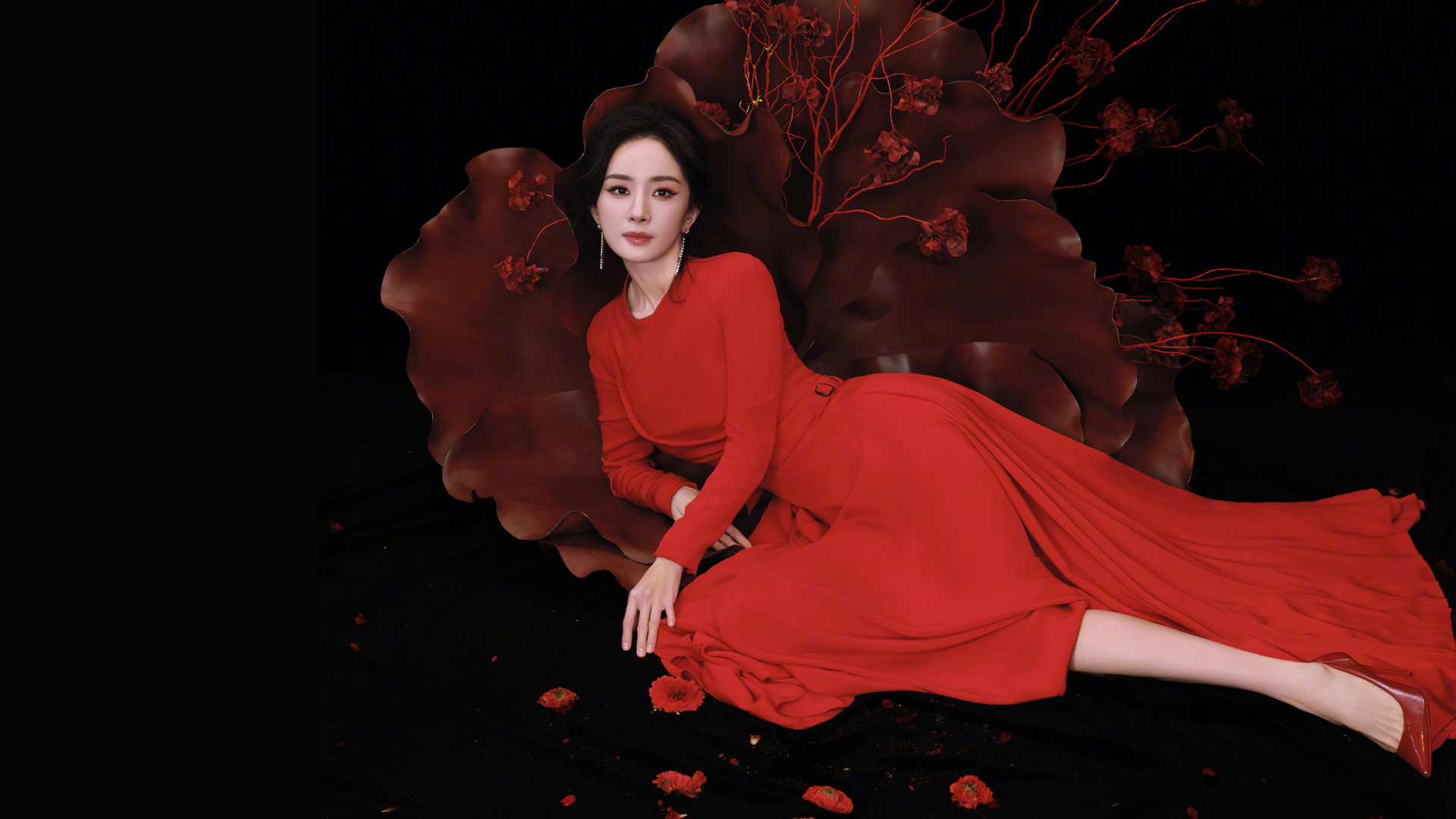 杨幂红裙配花的高清美女壁纸来啦