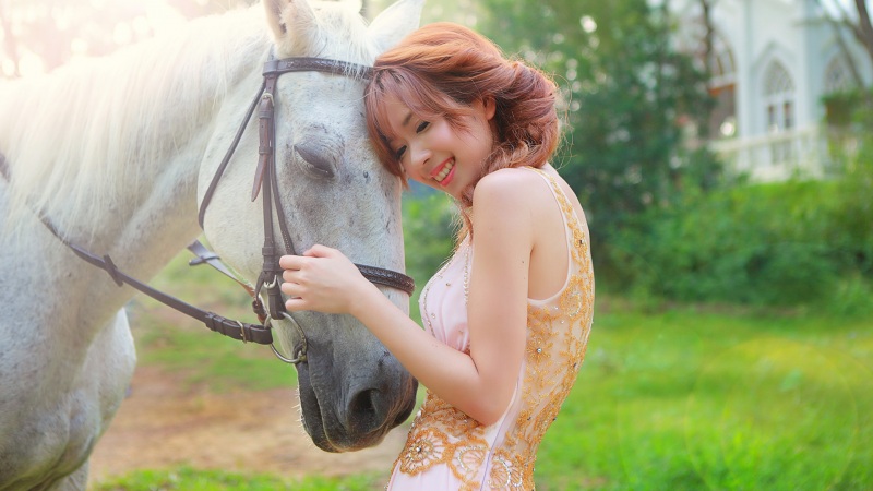 带微笑的美女和马 多款高清电脑桌面壁纸分享