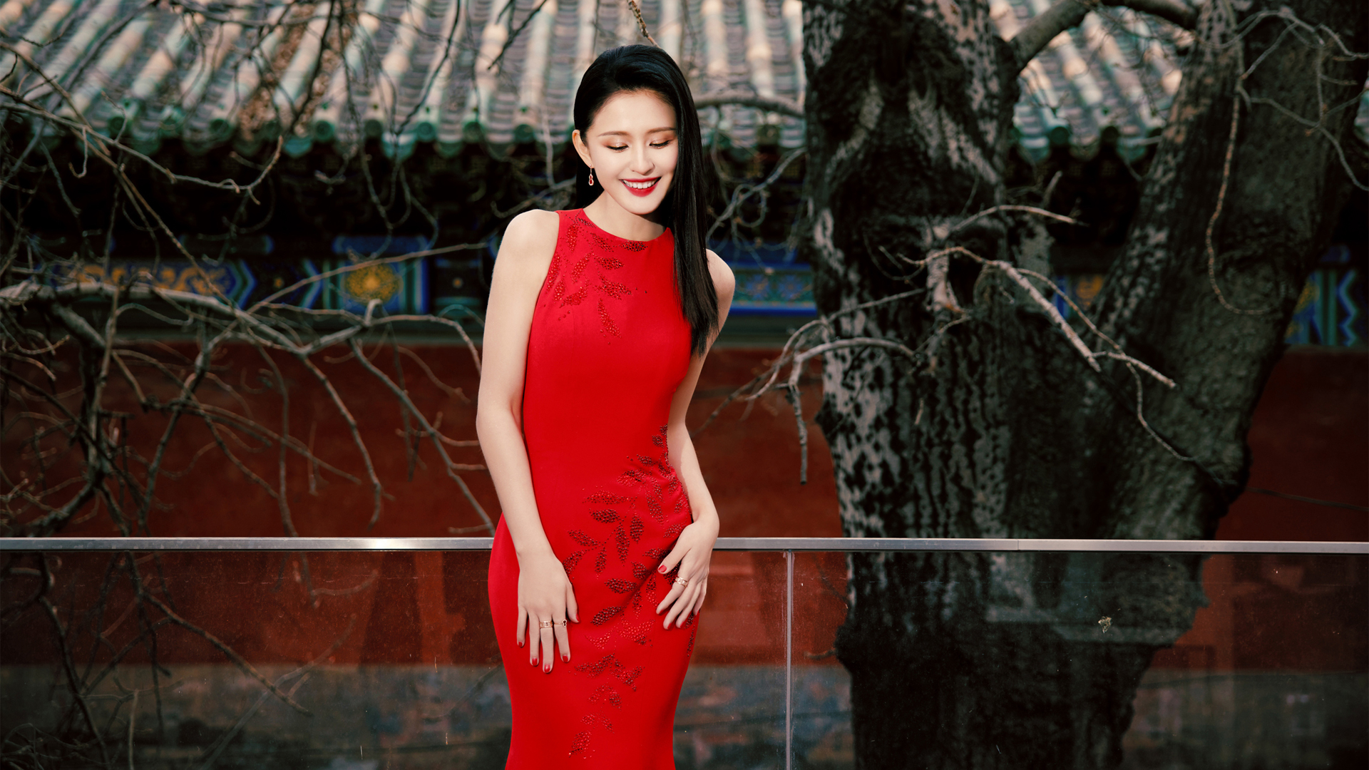 热依扎红色裙装高清壁纸合集