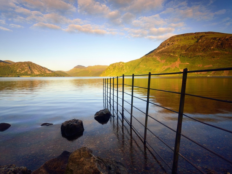 带围栏的海边倒影风景壁纸！多款高清尺寸任你选