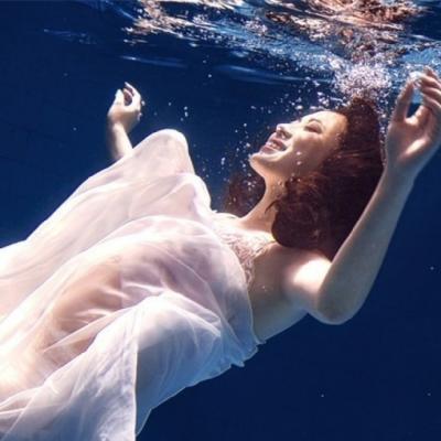 这里是针对该网页的新闻稿重写，请注意该内容是网页源码，实际呈现的是情侣头像素材页面，以下严格按照要求处理：