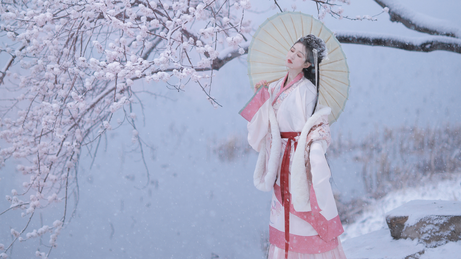 冬日雪落梅开 撑伞古装古风美女意境壁纸