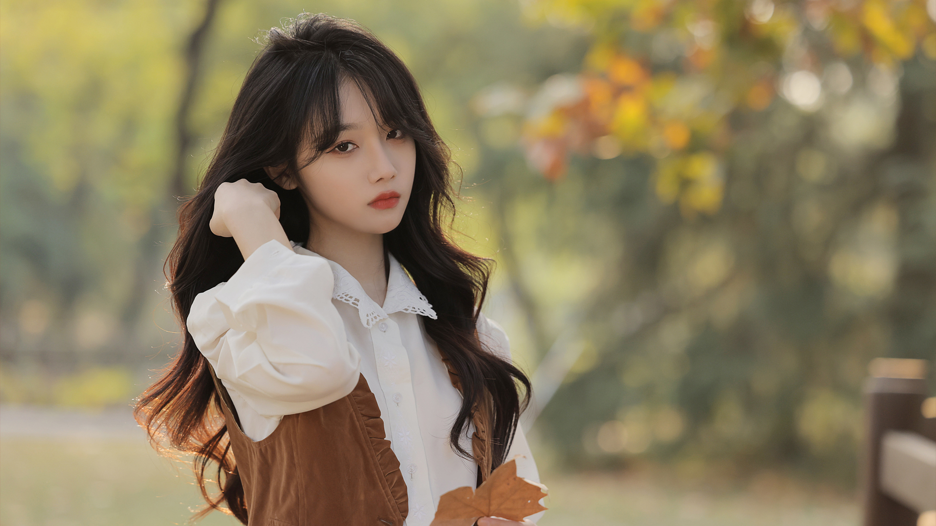 宋昕冉秋日户外氛围感壁纸上新 适配多款电脑屏幕尺寸